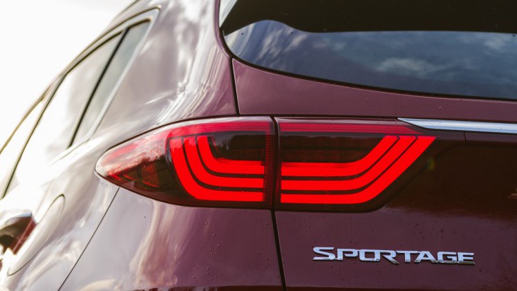 Autotest nieuwe Kia Sportage. Kia introduceert een nieuwe Sportage en in deze rijtest voelen we de 1.6 T-GDI, 1.7 CDRi en 2.0 CRDi aan de tand.