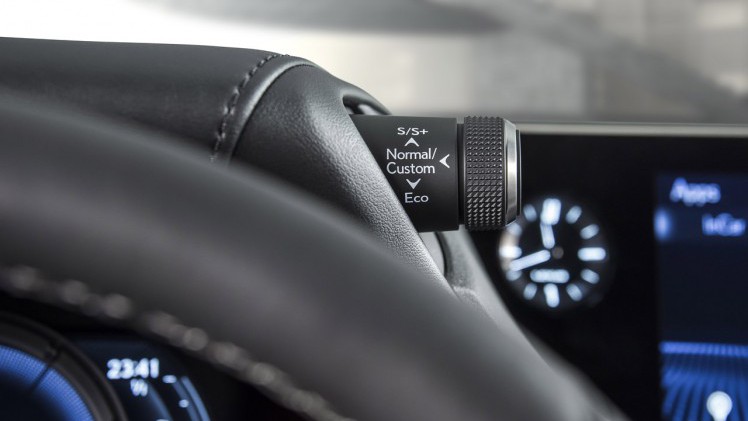 Lexus plaatst de nieuwe voorwielaangedreven ES op het niveau van de GS die gaat verdwijnen.
