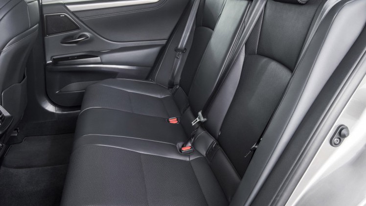 Lexus plaatst de nieuwe voorwielaangedreven ES op het niveau van de GS die gaat verdwijnen.
