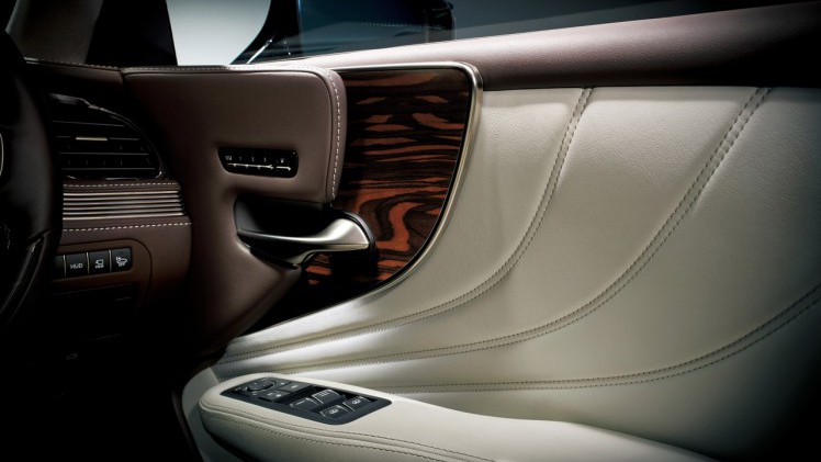 De nieuwe Lexus LS 500h heeft een prijs en zal vanaf half december worden geleverd.