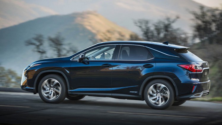 Uitvoeringen en prijzen nieuwe Lexus RX450h bekend gemaakt. De hybride SUV staat rond de jaarwisseling bij de dealer.
