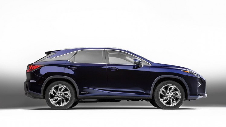 Uitvoeringen en prijzen nieuwe Lexus RX450h bekend gemaakt. De hybride SUV staat rond de jaarwisseling bij de dealer.