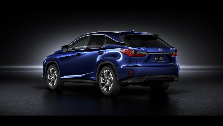 Uitvoeringen en prijzen nieuwe Lexus RX450h bekend gemaakt. De hybride SUV staat rond de jaarwisseling bij de dealer.