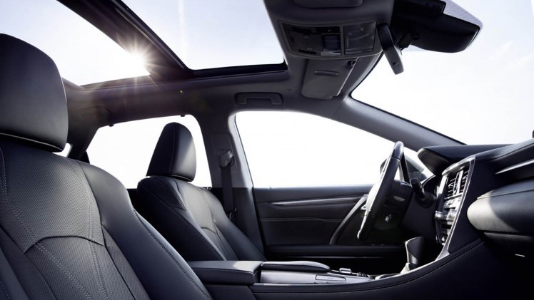 Uitvoeringen en prijzen nieuwe Lexus RX450h bekend gemaakt. De hybride SUV staat rond de jaarwisseling bij de dealer.