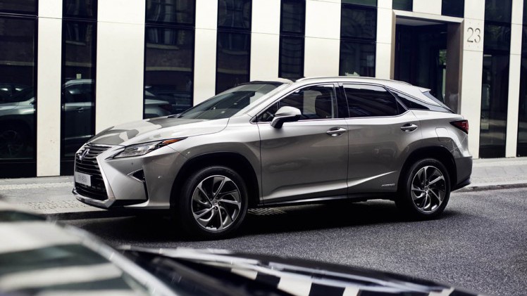 Uitvoeringen en prijzen nieuwe Lexus RX450h bekend gemaakt. De hybride SUV staat rond de jaarwisseling bij de dealer.