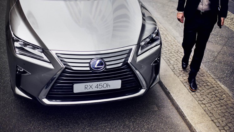 Uitvoeringen en prijzen nieuwe Lexus RX450h bekend gemaakt. De hybride SUV staat rond de jaarwisseling bij de dealer.