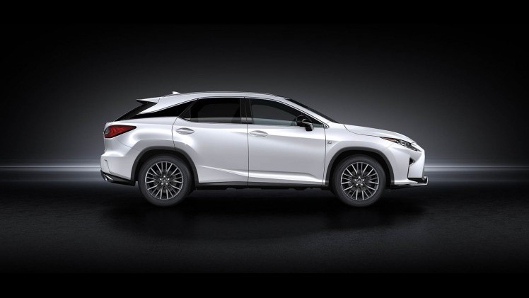 Uitvoeringen en prijzen nieuwe Lexus RX450h bekend gemaakt. De hybride SUV staat rond de jaarwisseling bij de dealer.
