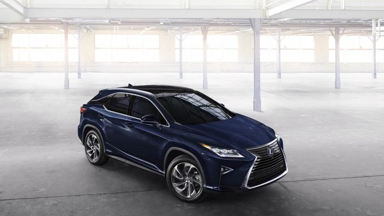 Twaalf centimeter langer dan zijn voorganger is hij, de nieuwe Lexus RX. Ruimte die vooral de achterpassagiers ten goede komt. Maar hij is niet alleen in de lengte fors gegroeid, de RX wordt ook luxer