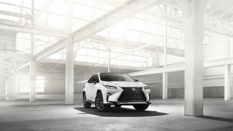 Twaalf centimeter langer dan zijn voorganger is hij, de nieuwe Lexus RX. Ruimte die vooral de achterpassagiers ten goede komt. Maar hij is niet alleen in de lengte fors gegroeid, de RX wordt ook luxer