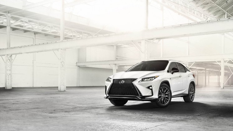 Twaalf centimeter langer dan zijn voorganger is hij, de nieuwe Lexus RX. Ruimte die vooral de achterpassagiers ten goede komt. Maar hij is niet alleen in de lengte fors gegroeid, de RX wordt ook luxer