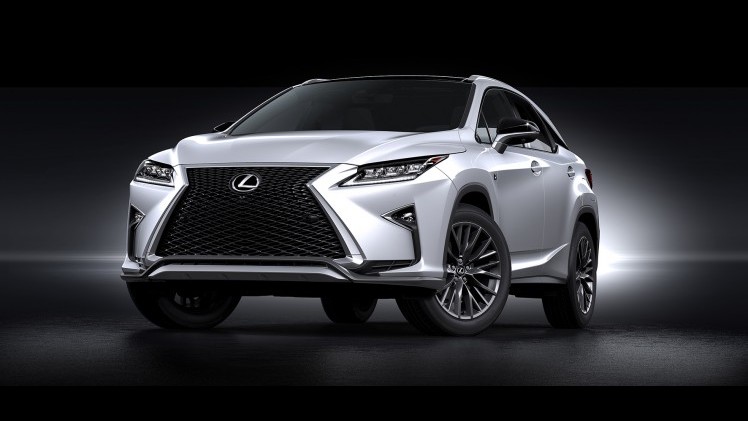 Twaalf centimeter langer dan zijn voorganger is hij, de nieuwe Lexus RX. Ruimte die vooral de achterpassagiers ten goede komt. Maar hij is niet alleen in de lengte fors gegroeid, de RX wordt ook luxer
