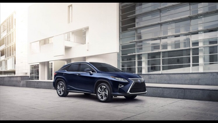 Twaalf centimeter langer dan zijn voorganger is hij, de nieuwe Lexus RX. Ruimte die vooral de achterpassagiers ten goede komt. Maar hij is niet alleen in de lengte fors gegroeid, de RX wordt ook luxer