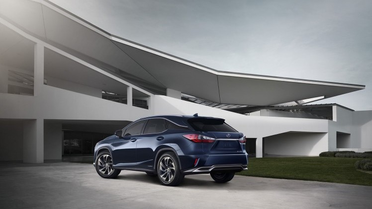 Twaalf centimeter langer dan zijn voorganger is hij, de nieuwe Lexus RX. Ruimte die vooral de achterpassagiers ten goede komt. Maar hij is niet alleen in de lengte fors gegroeid, de RX wordt ook luxer