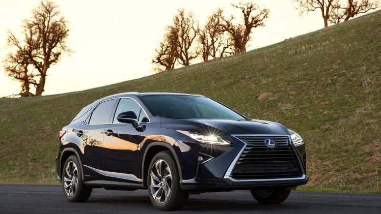 Twaalf centimeter langer dan zijn voorganger is hij, de nieuwe Lexus RX. Ruimte die vooral de achterpassagiers ten goede komt. Maar hij is niet alleen in de lengte fors gegroeid, de RX wordt ook luxer