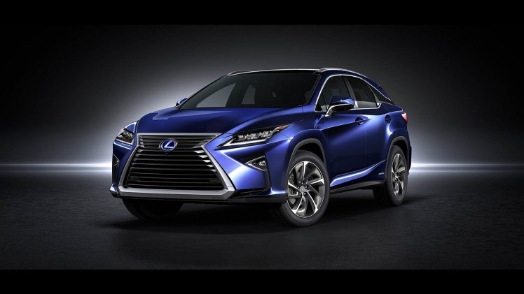 Twaalf centimeter langer dan zijn voorganger is hij, de nieuwe Lexus RX. Ruimte die vooral de achterpassagiers ten goede komt. Maar hij is niet alleen in de lengte fors gegroeid, de RX wordt ook luxer