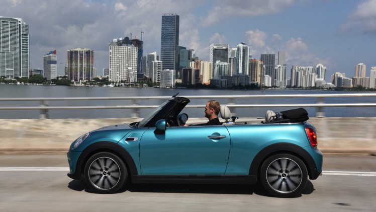 De nieuwe MINI Cabrio F57 is onthuld. Hij gaat vanaf november in productie bij VDL Nedcar en staat rond maart 2016 in de Nederlandse showrooms.