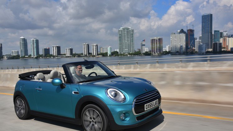 De nieuwe MINI Cabrio F57 is onthuld. Hij gaat vanaf november in productie bij VDL Nedcar en staat rond maart 2016 in de Nederlandse showrooms.