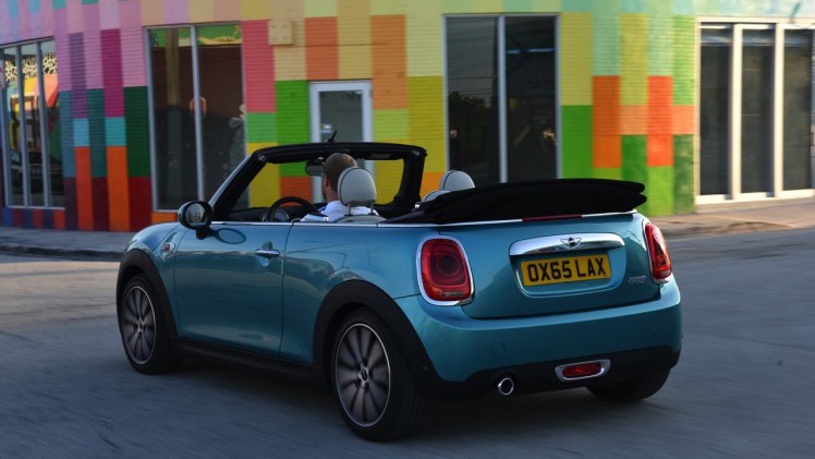 De nieuwe MINI Cabrio F57 is onthuld. Hij gaat vanaf november in productie bij VDL Nedcar en staat rond maart 2016 in de Nederlandse showrooms.