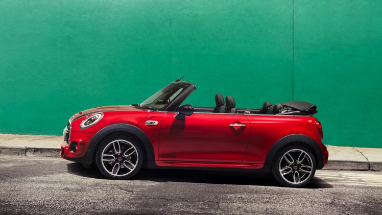 De nieuwe MINI Cabrio F57 is onthuld. Hij gaat vanaf november in productie bij VDL Nedcar en staat rond maart 2016 in de Nederlandse showrooms.