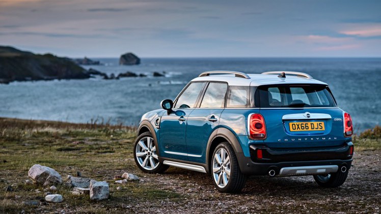 Nieuwe MINI Countryman onthuld. Hij wordt voorgesteld op de LA Motor Show en komt begin 2017 naar Nederland, ook als MINI Cooper E S Countryman ALL4 plug-in hybride.