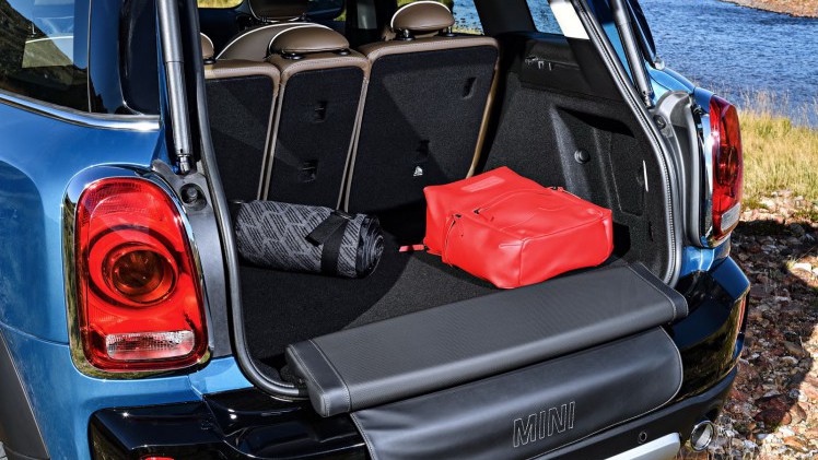 Nieuwe MINI Countryman onthuld. Hij wordt voorgesteld op de LA Motor Show en komt begin 2017 naar Nederland, ook als MINI Cooper E S Countryman ALL4 plug-in hybride.