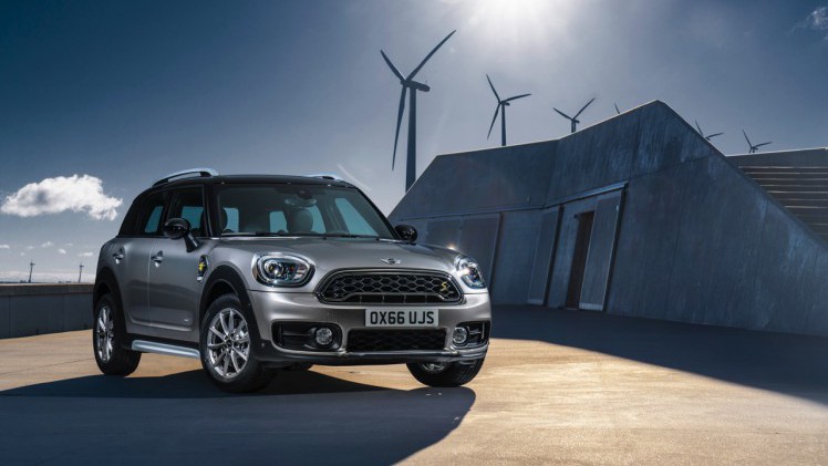 Nieuwe MINI Countryman onthuld. Hij wordt voorgesteld op de LA Motor Show en komt begin 2017 naar Nederland, ook als MINI Cooper E S Countryman ALL4 plug-in hybride.