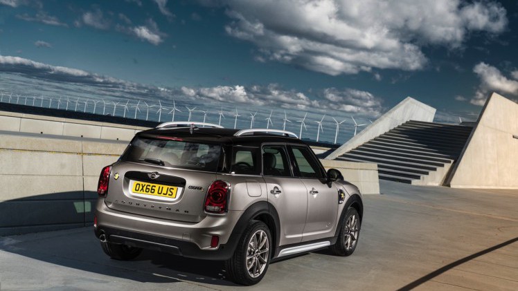 Nieuwe MINI Countryman onthuld. Hij wordt voorgesteld op de LA Motor Show en komt begin 2017 naar Nederland, ook als MINI Cooper E S Countryman ALL4 plug-in hybride.