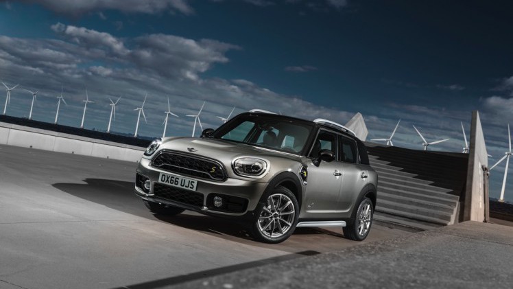Nieuwe MINI Countryman onthuld. Hij wordt voorgesteld op de LA Motor Show en komt begin 2017 naar Nederland, ook als MINI Cooper E S Countryman ALL4 plug-in hybride.