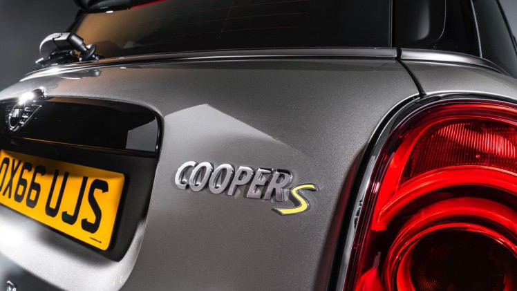 Nieuwe MINI Countryman onthuld. Hij wordt voorgesteld op de LA Motor Show en komt begin 2017 naar Nederland, ook als MINI Cooper E S Countryman ALL4 plug-in hybride.