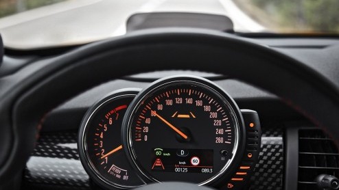 Nieuwe MINI F56 is helemaal nieuw maar denkt ook aan het verleden.