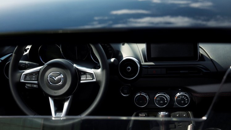 Mazda MX-5 RF nu te bestellen bij Mazda Nederland. De eerste exemplaren rijden bij de introductie in april 2017 in de showroom.