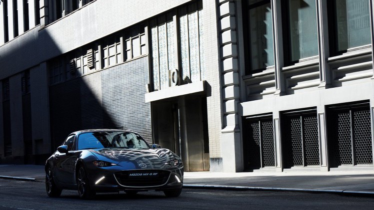 Mazda MX-5 RF nu te bestellen bij Mazda Nederland. De eerste exemplaren rijden bij de introductie in april 2017 in de showroom.