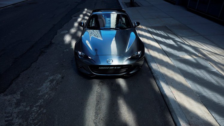 Mazda MX-5 RF nu te bestellen bij Mazda Nederland. De eerste exemplaren rijden bij de introductie in april 2017 in de showroom.
