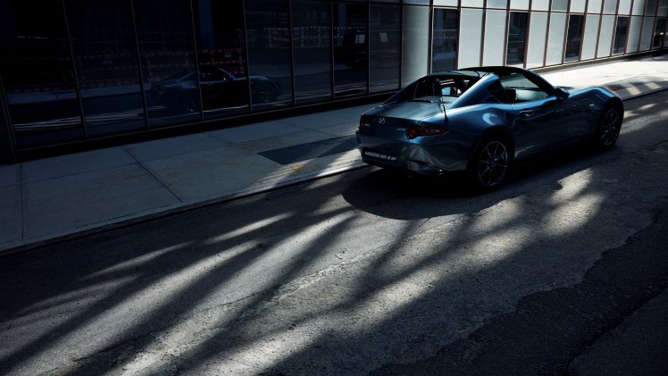 Mazda MX-5 RF nu te bestellen bij Mazda Nederland. De eerste exemplaren rijden bij de introductie in april 2017 in de showroom.