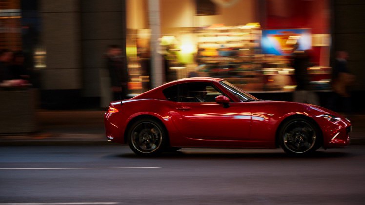 Mazda MX-5 RF nu te bestellen bij Mazda Nederland. De eerste exemplaren rijden bij de introductie in april 2017 in de showroom.