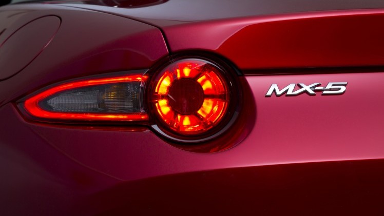 Nieuwe Mazda MX-5 alleen handgeschakeld naar Nederland met 1.5 of 2.0 liter SkyAciv-G benzinemotor.