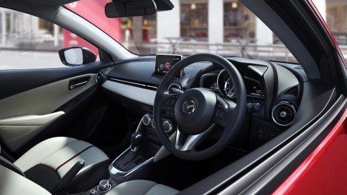 Motoren en specificaties nieuwe Mazda2 bekend gemaakt. Persintroductie vindt plaats op 2 en 3 november in Barcelona.