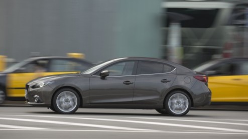 Mazda presenteert op Tokyo Motor Show nieuwe aandrijflijnen van de Mazda3, een hybride en een versie op aardgas.
