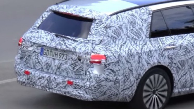 Nieuwe Mercedes-Benz E-Klasse W213 op video als E-Klasse Estate. De vaandeldrager in veiligheid komt medio 2016 op de markt.