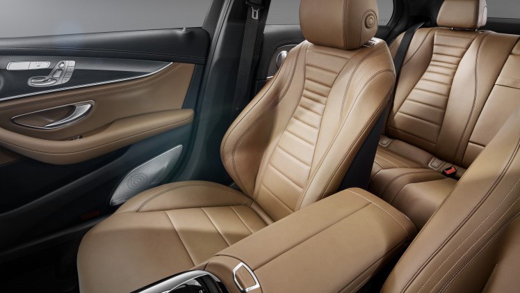 Nieuwe Mercedes E-Klasse W213 innoveert verder dan S-Klasse met 3D Burmester audio, adaptieve LED-verlichting en touch-control stuurtoetsen.