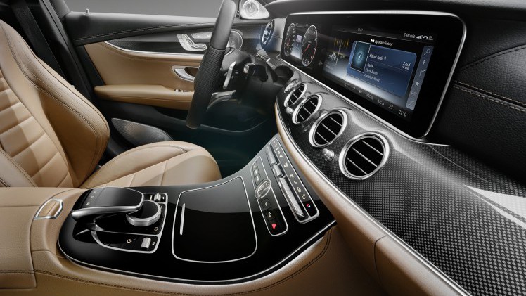 Nieuwe Mercedes E-Klasse W213 innoveert verder dan S-Klasse met 3D Burmester audio, adaptieve LED-verlichting en touch-control stuurtoetsen.