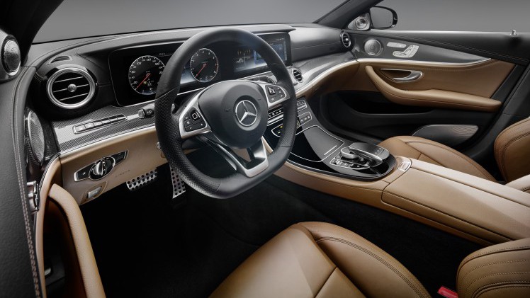 Nieuwe Mercedes E-Klasse W213 innoveert verder dan S-Klasse met 3D Burmester audio, adaptieve LED-verlichting en touch-control stuurtoetsen.