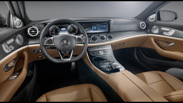 Nieuwe Mercedes E-Klasse W213 innoveert verder dan S-Klasse met 3D Burmester audio, adaptieve LED-verlichting en touch-control stuurtoetsen.
