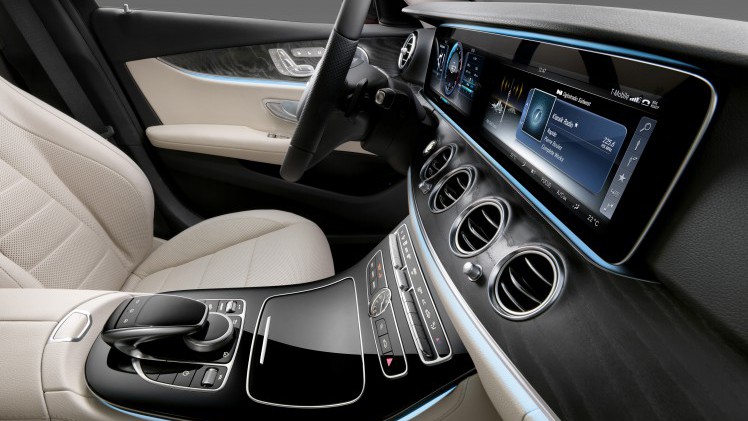 Nieuwe Mercedes E-Klasse W213 innoveert verder dan S-Klasse met 3D Burmester audio, adaptieve LED-verlichting en touch-control stuurtoetsen.
