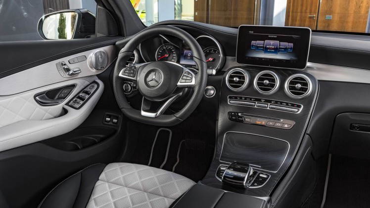 Mercedes trekt het doek van de GLC Coup tijdens de NYIAS 2016, de New York Auto Show.