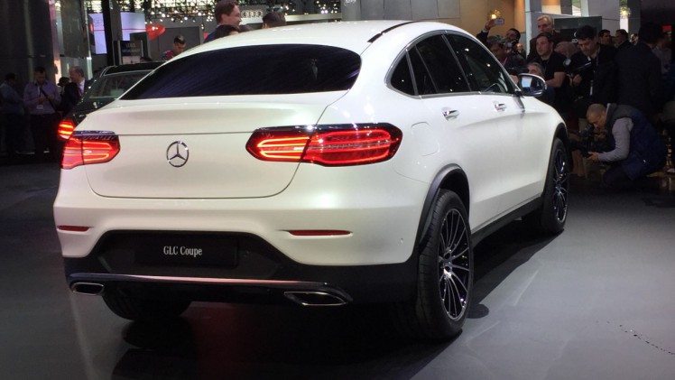 Mercedes trekt het doek van de GLC Coup tijdens de NYIAS 2016, de New York Auto Show.