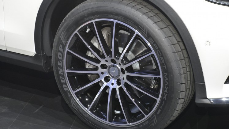 Mercedes trekt het doek van de GLC Coup tijdens de NYIAS 2016, de New York Auto Show.