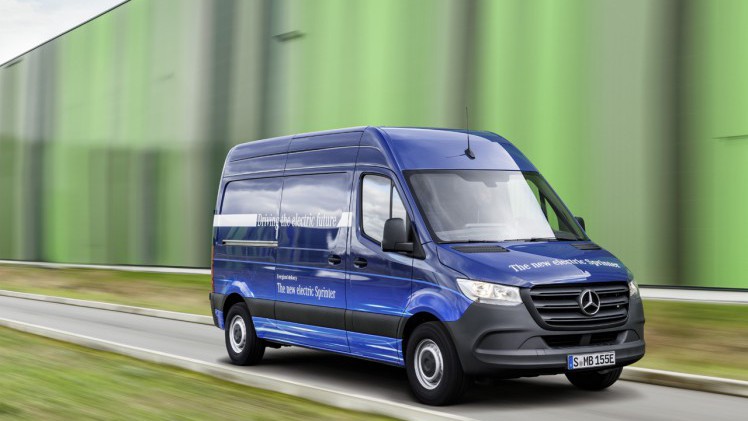 Mercedes brengt in juni de nieuwe Sprinter op de markt voortaan ook met voorwielaandrijving.