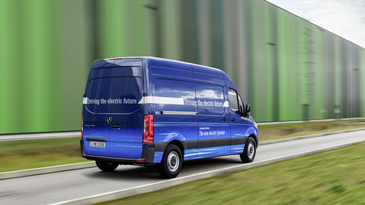Mercedes brengt in juni de nieuwe Sprinter op de markt voortaan ook met voorwielaandrijving.