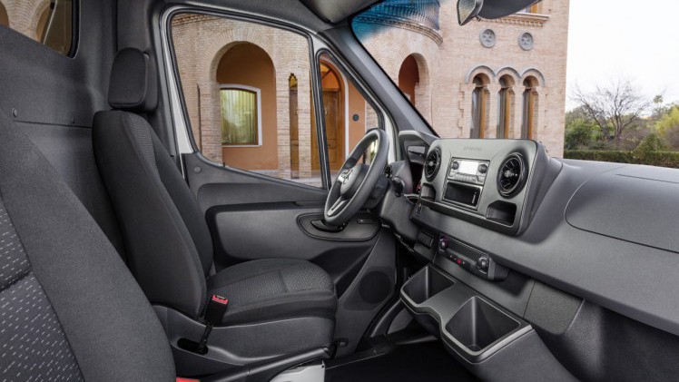 Mercedes brengt in juni de nieuwe Sprinter op de markt voortaan ook met voorwielaandrijving.
